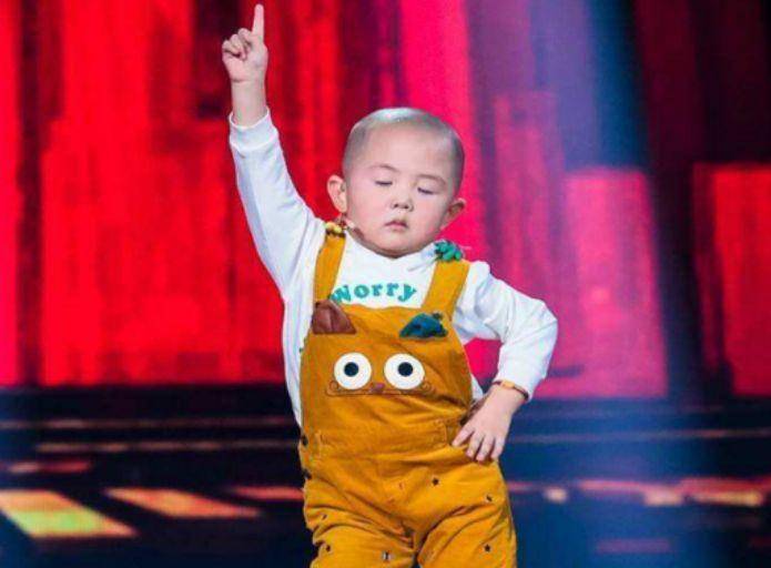 5岁登春晚的张俊豪,年入百万被父母疯狂"吸血",现在怎么样了