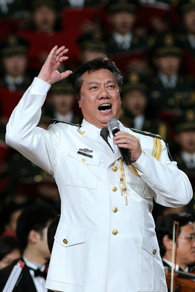 他在唱歌之前唱过十年京剧,一首《当兵的人,背后的故事很感人_刘斌