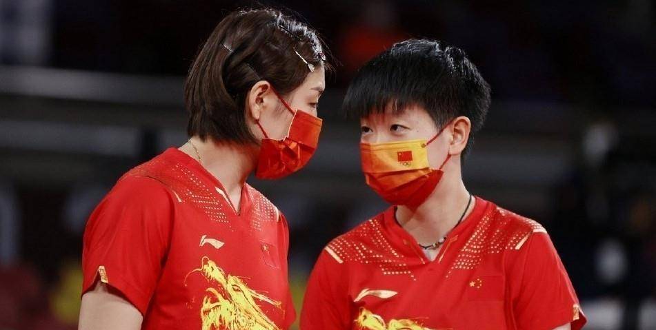原创孙颖莎有着最可爱的脸打着最帅的球一身运动服也能穿出休闲感