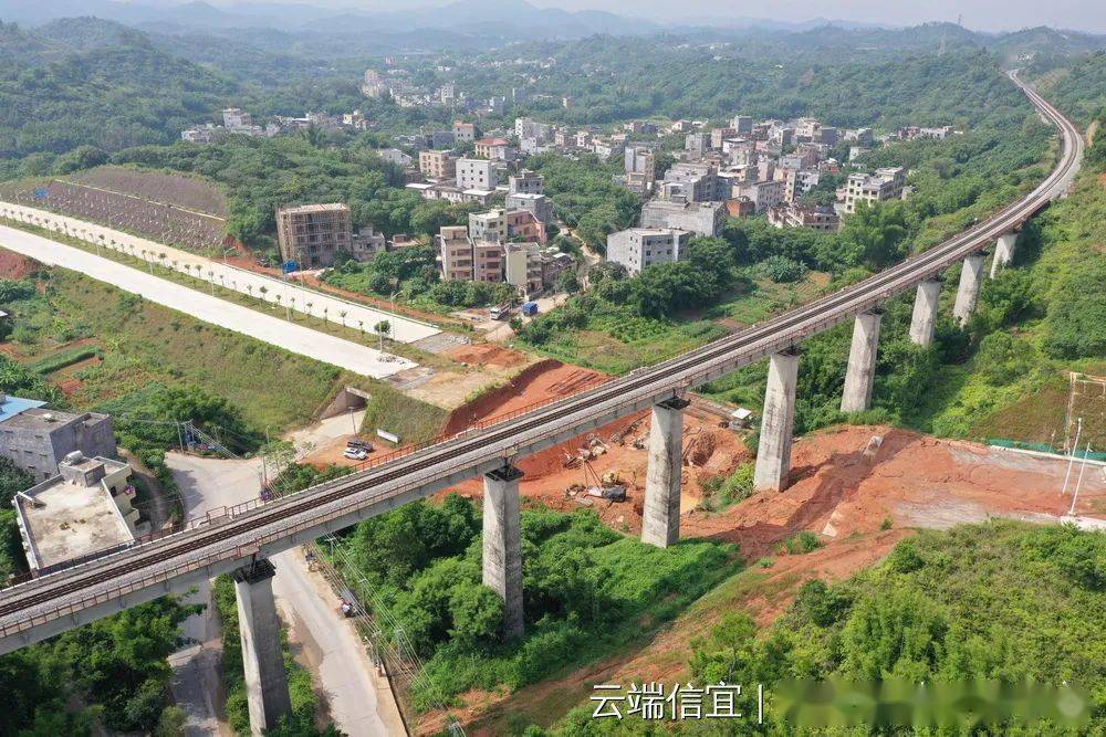 茂名:环东大道洛湛铁路立交桥加紧施工,预计国庆前贯通