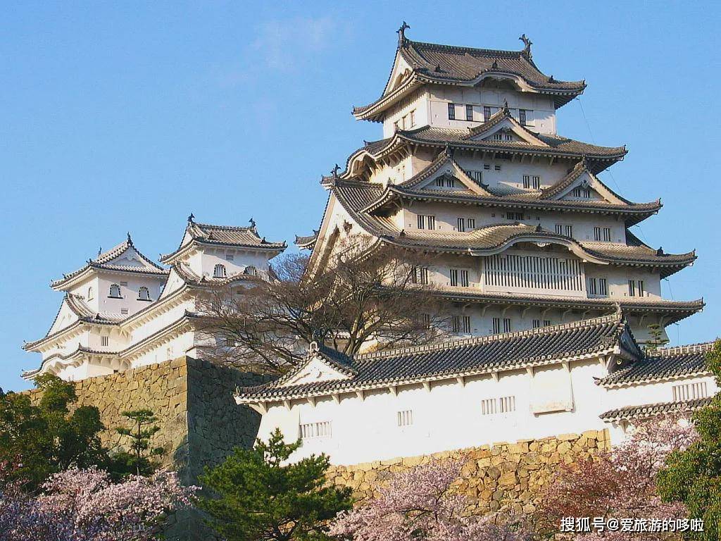 因雪白的外观而被称为白鹭城,与熊本城,松本城合称为日本三大名城.