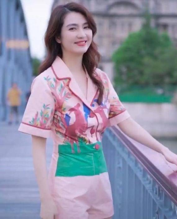 年近50的"洪欣"太惊艳了,穿西装配高马尾好年轻,越老越美