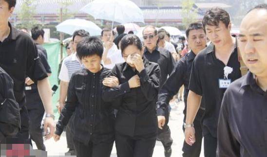 央视主持罗京逝世11年,葬礼上哭昏的刘继红,为何转身改嫁富商?_妻子