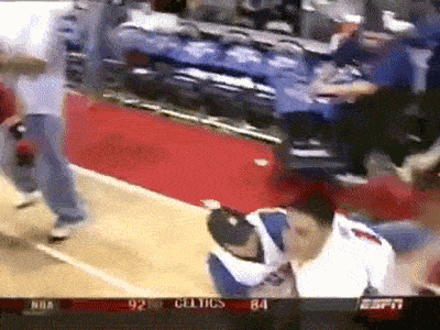 但阿泰没有结束,两位穿着活塞背心的小球迷(一位白t-shirt,一位蓝t