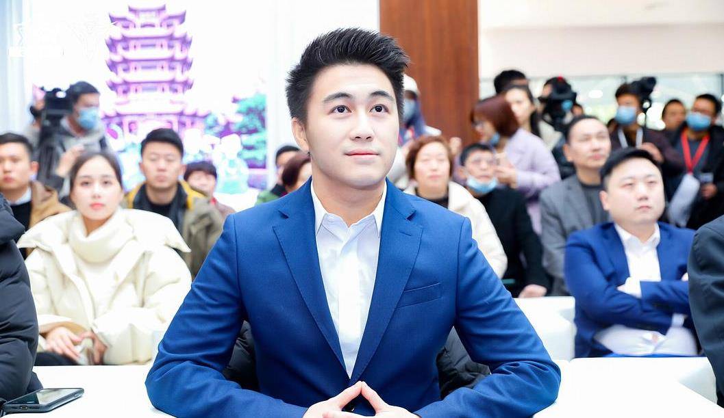 estar老板何猷君和qg运营吵架,还唱诺言的歌,格局小了