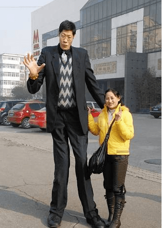 2米42中国第一巨人,结婚20年没孩子,1米6娇妻称:不方便_身高
