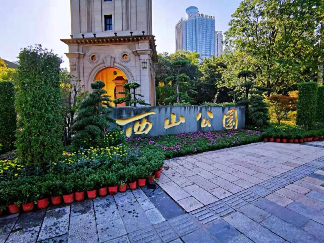 毗邻北滨大道,体育馆和西山公园,与万州区行政中心隔江相望