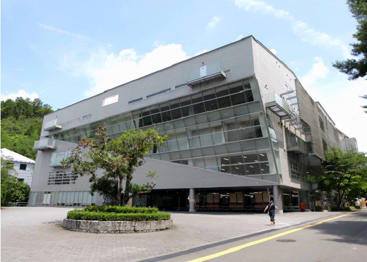 成安造形大学并称为京都五艺大,与京都造形艺术大学,大阪艺术