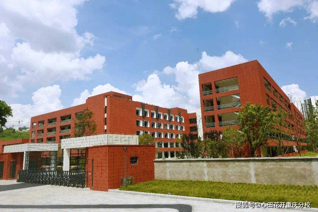 渝北职教中心新校区位于龙兴两江大道985号,占地面积243亩,总建筑