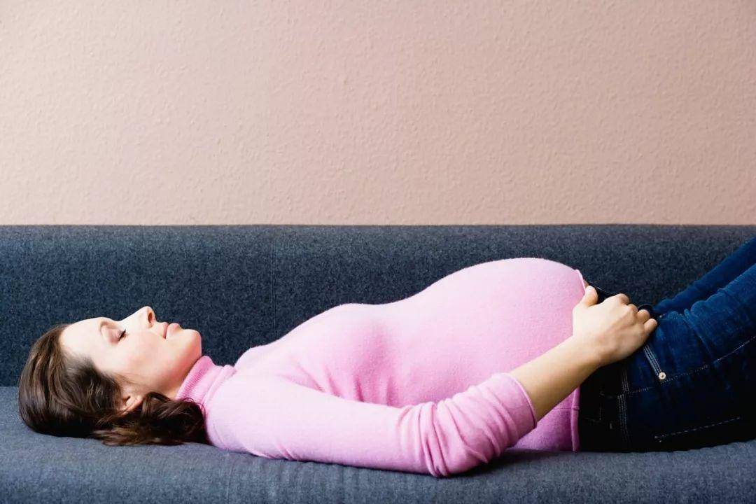 孕晚期的睡姿有讲究,这两种姿势虽然很舒服,却可能让胎儿受苦