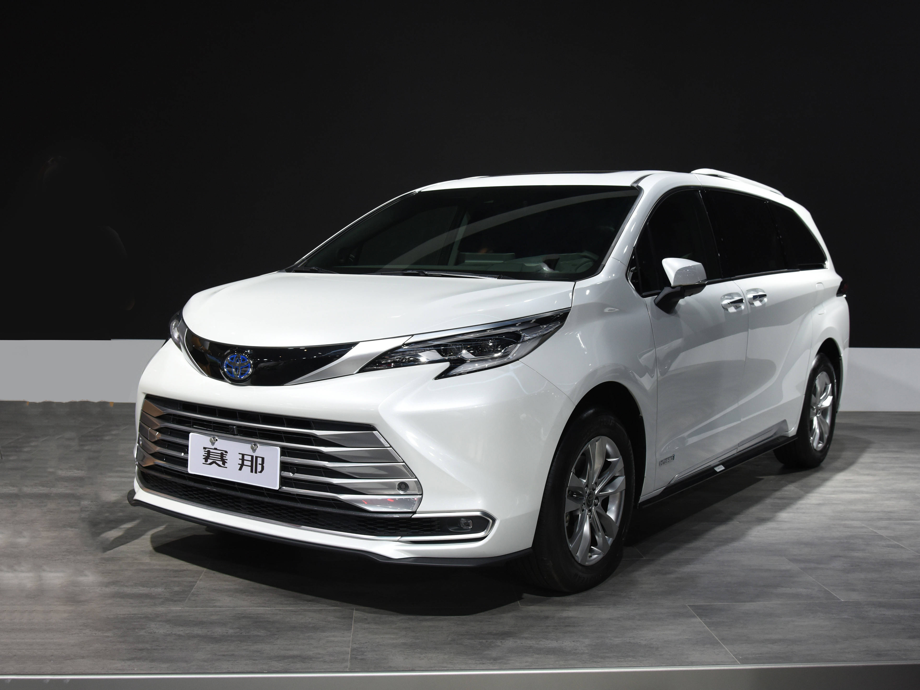 定位中大型mpv 广汽丰田赛那实车现身 全系2.5l混动