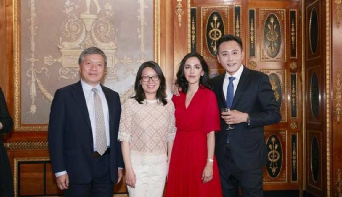 刘烨妻子带娃出街,10岁诺一身高快赶超妈妈,五官和刘烨太像了!