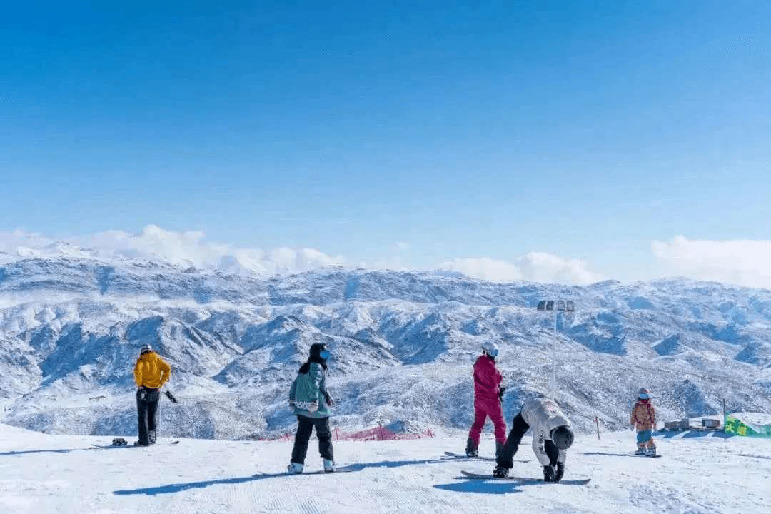 可可托海国际滑雪度假区位于阿勒泰市富蕴县,拥有全国最长雪道"宝石