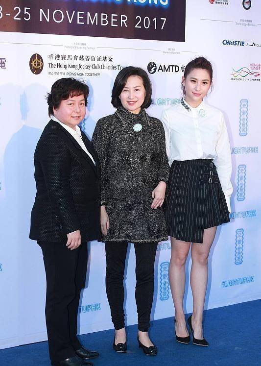 何超莲虽然瘦,但是气场还是不够强,站何超琼旁边有点低调