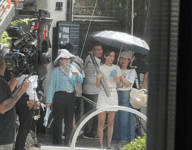 原创网友偶遇baby拍戏 发生图吐槽其身材:感觉很路人