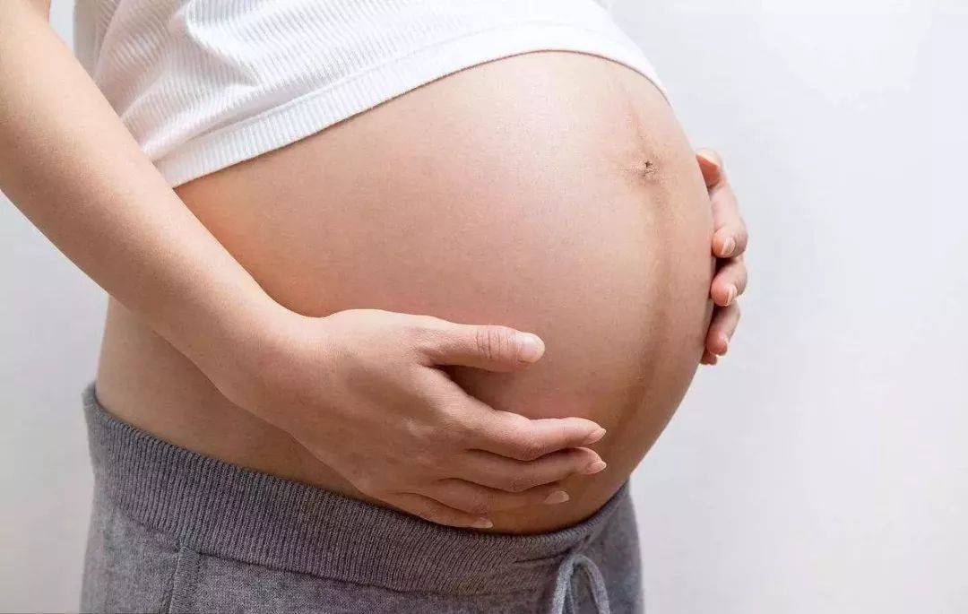 过了38周,孕妇发现身体出现三种征兆,暗示宝宝可能要发动了