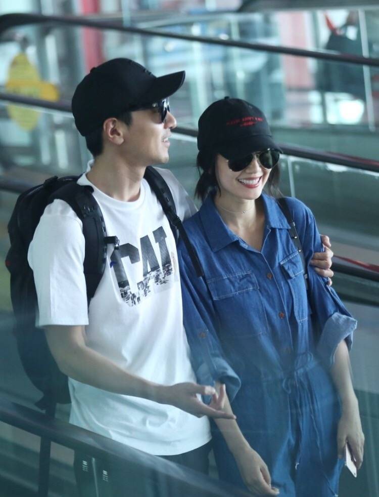 高圆圆夫妇被偶遇,亲密挽手似初婚,赵又廷背后4个字显