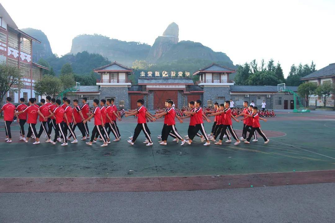 龙虎山文武学校 | 我校组织2021年秋季开学军训汇演