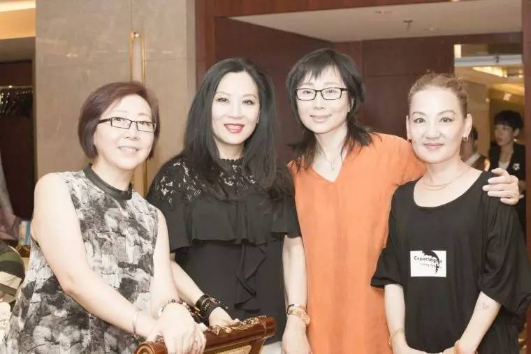 徐丽霞很多年过去了,她都没有改变紫鹃温暖和乐于助人的性格
