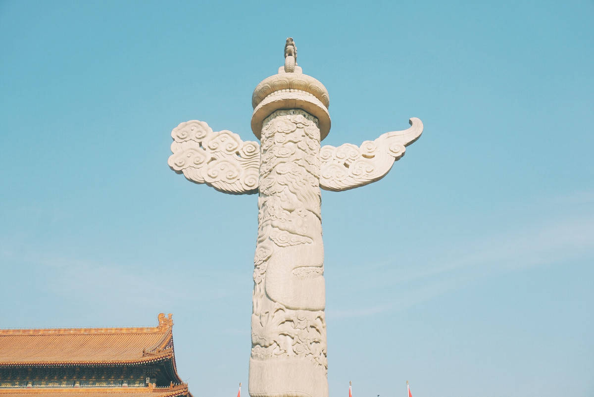 北京一座装饰用的巨大石柱,是中国传统建筑形式,高9.57米