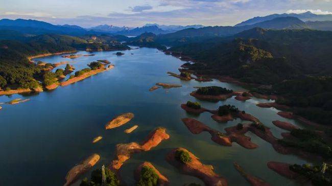 美丽河湖优秀案例是指地方政府遵循山水林田湖草系统治理理念,通过