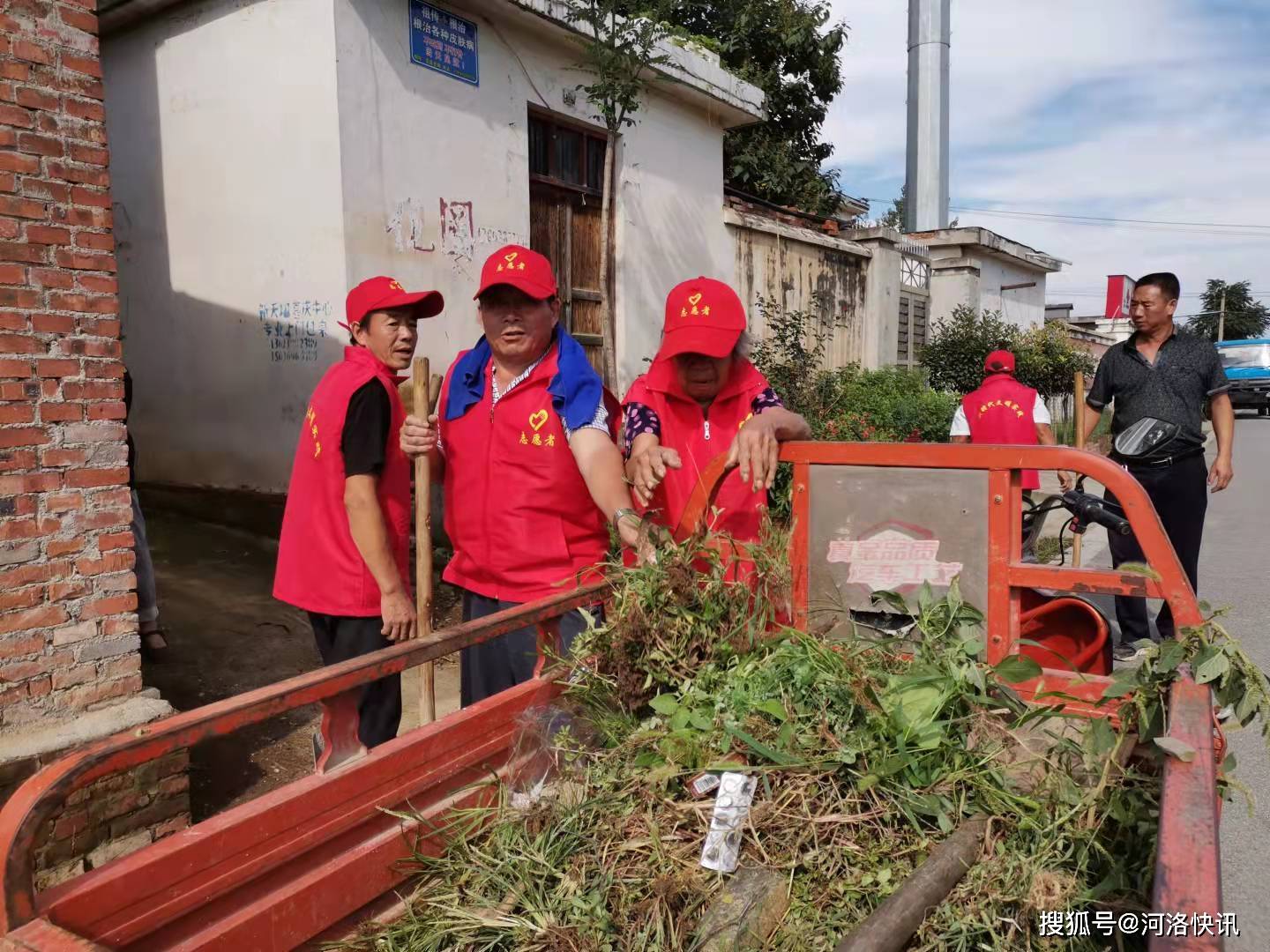 嵩县何村村:志愿者对村庄公路沿线卫生进行清除打扫