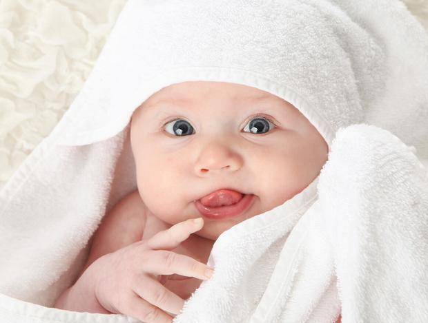 宝宝吐奶和溢奶3大区别,新手妈妈要学会4招,防止宝宝溢奶