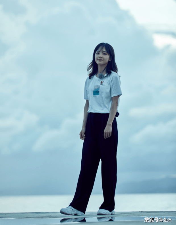 原创王冰冰素颜穿潜水服腰肢纤细没有一丝赘肉脸上一颗黑痣抢镜