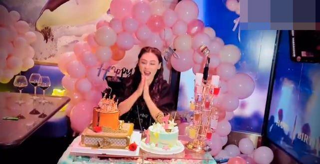 柏芝对着生日蛋糕许下心愿,开心地吹蜡烛,心情相当不错.