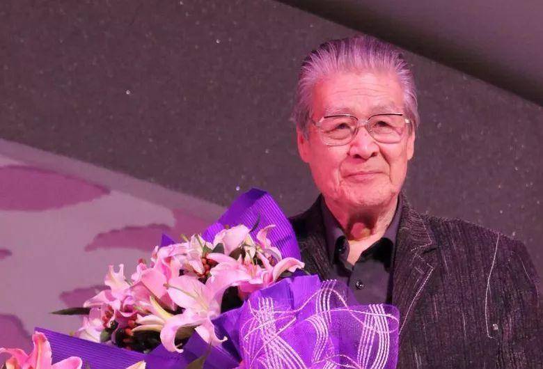 原创蓝天野倒在地上给演员示范:培养人才是我分内事,有什么豁不出去