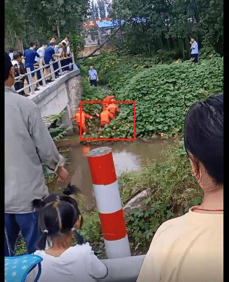 济宁的这个小伙年纪轻轻就想不开,还踢施救者!他怎么了?