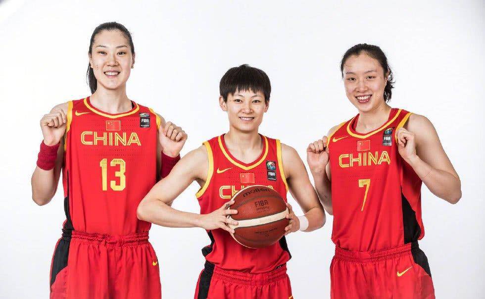 中国女篮官方写真出炉:第一美女自信满满,主力后卫"很