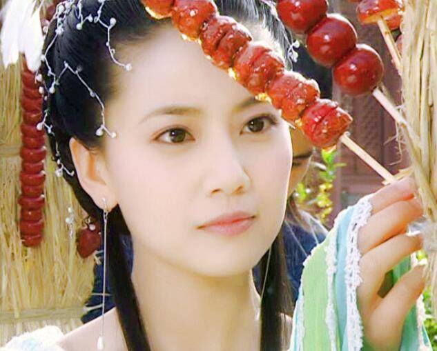 在新《天龙八部》中,高圆圆饰演李碧云一角,身穿飘逸白衣,宛如天仙,有