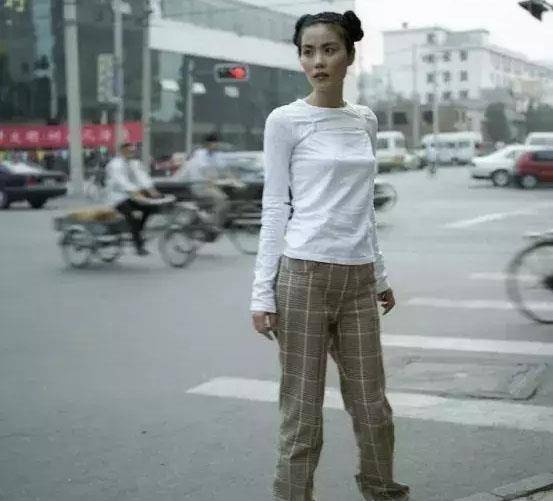 王菲早期街拍照曝光,穿白色打底衫扎丸子头,造型前卫女团味十足