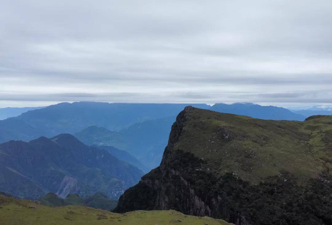 四川大凉山悬崖在哪儿,美姑龙头山路通山顶没有,大断崖旅游线路攻略