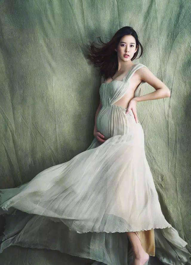 当初生安安时张子萱有晒出过大肚子孕照写真,一直练瑜伽的她孕肚照很