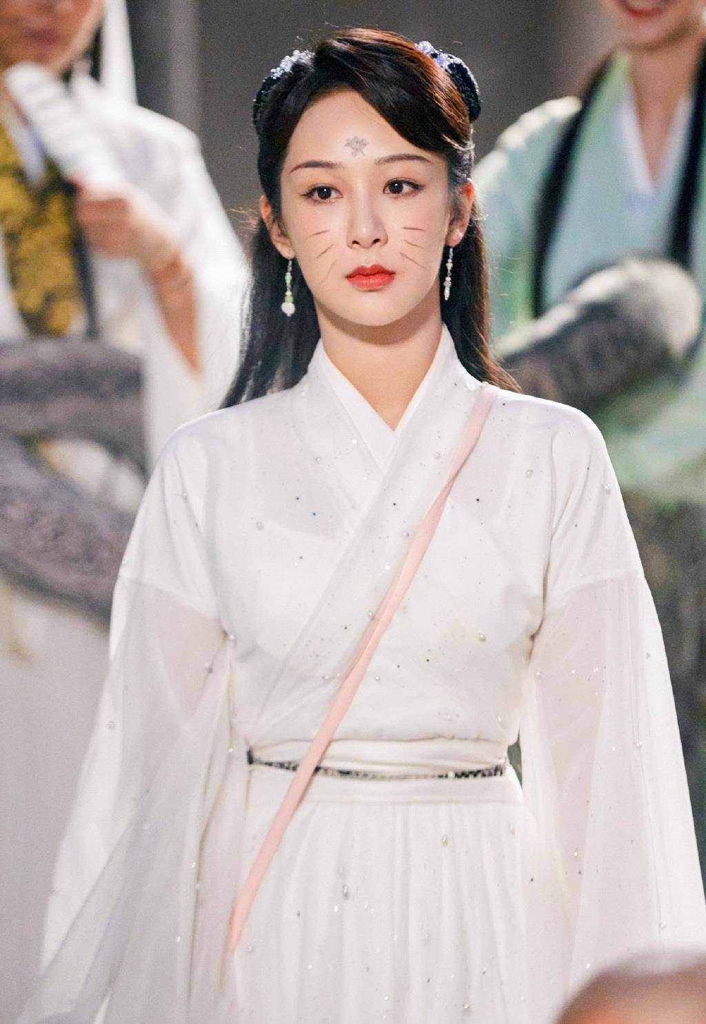 杨紫工作室晒杨紫白蛇扮相美照,遭粉丝评价没有审美妆容太浓