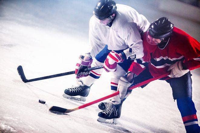 冰球运动是以冰刀和冰球杆为工具进行的一种相互对抗的集体性竞技