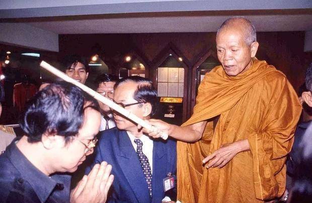 泰国最著名的活佛,募捐60亿泰铢巨款,就连泰国国王都要下跪叩拜