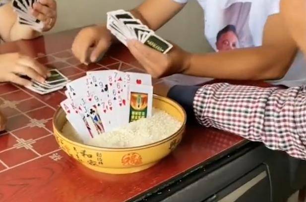 江苏大爷坐轮椅用一只手打扑克,靠近看逗笑网友:办法总比困难多