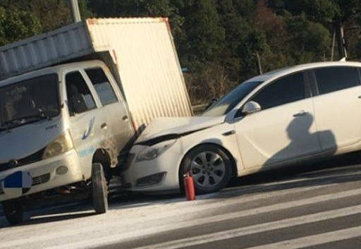 别克君威撞上货车,车头钻入车底,车主:这要是日系车就