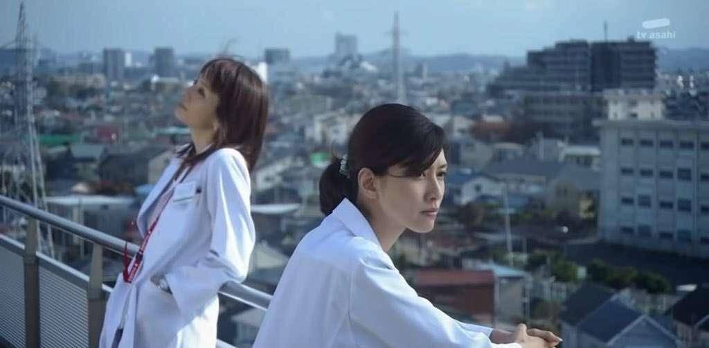 2021年10月开播的内田有纪出演的电视剧《doctor x~外科医·大门未知
