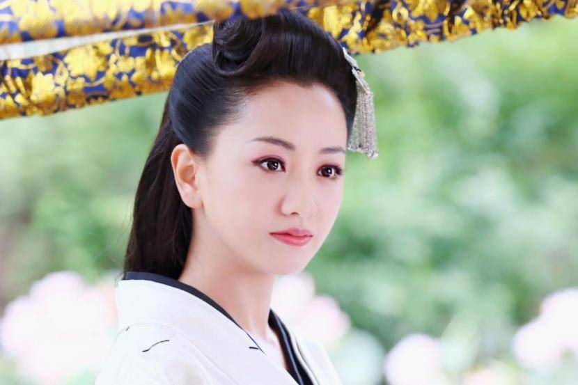 前段时间杨蓉的老朋友于正又晒出一组剧照,剧照中杨蓉与蒋勤勤的扮相