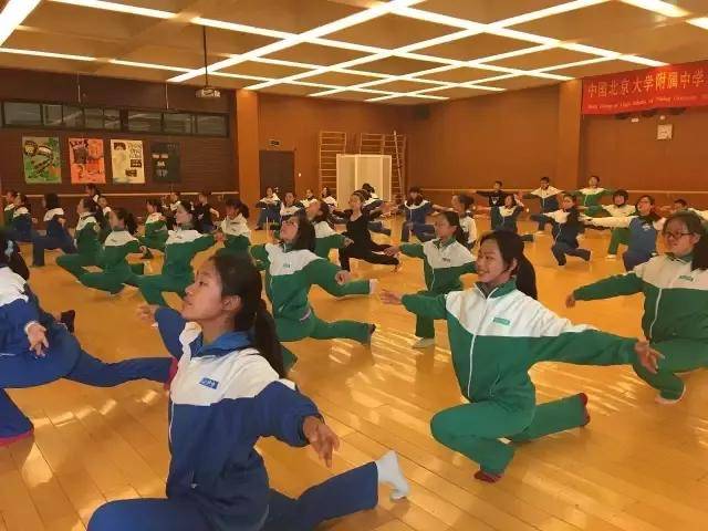 北京多所高中校服闪亮出镜孩子们的校服也太美了