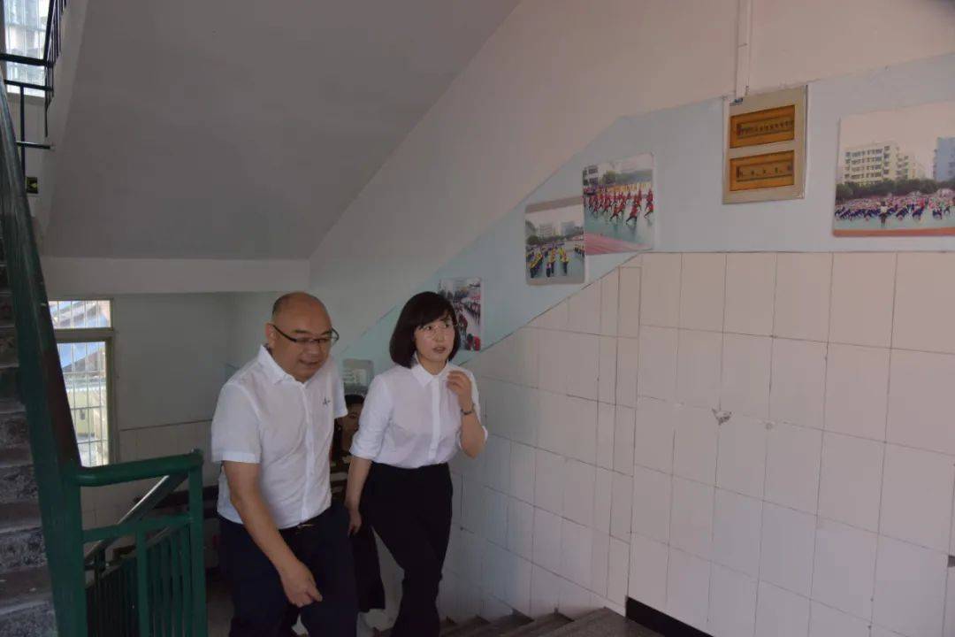 四川高坪区委副书记区长兰吉春一行走访慰问江东实小教师