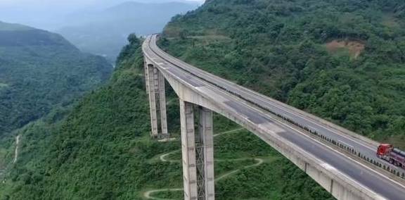 原创中国最逆天的高速公路,240公里建了5年时间才完工,就在四川
