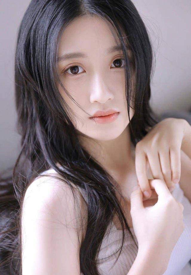 高颜值白皙美女港风清纯写真,灵动优雅,清新可人!