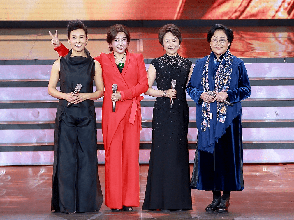 原创张瑜活成了50后的骄傲一袭黑色裹身连衣裙端庄稳重气质感满分