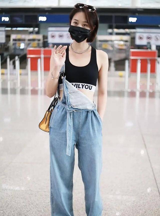 蓝盈莹现身机场,健身服配背带裤秀小蛮腰,背豹纹单肩包超时尚