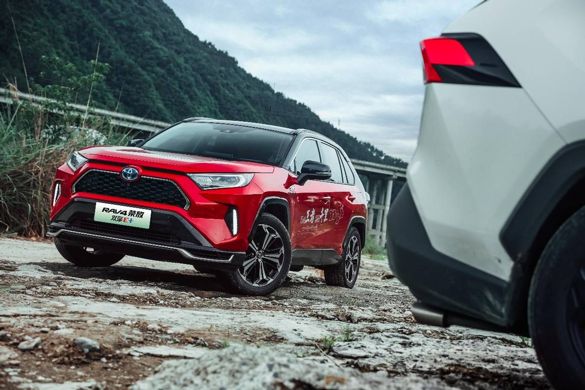 rav4荣放双擎e满足户外露营梦